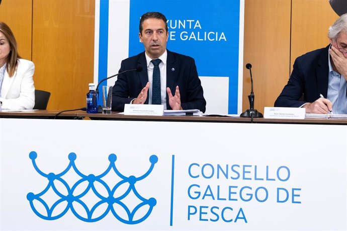 El conselleiro do Mar, Alfonso Villares, a través del Consello Galego de Pesca, ha presentado este viernes al conjunto del sector pesquero gallego su Decálogo Estratégico de Galicia
