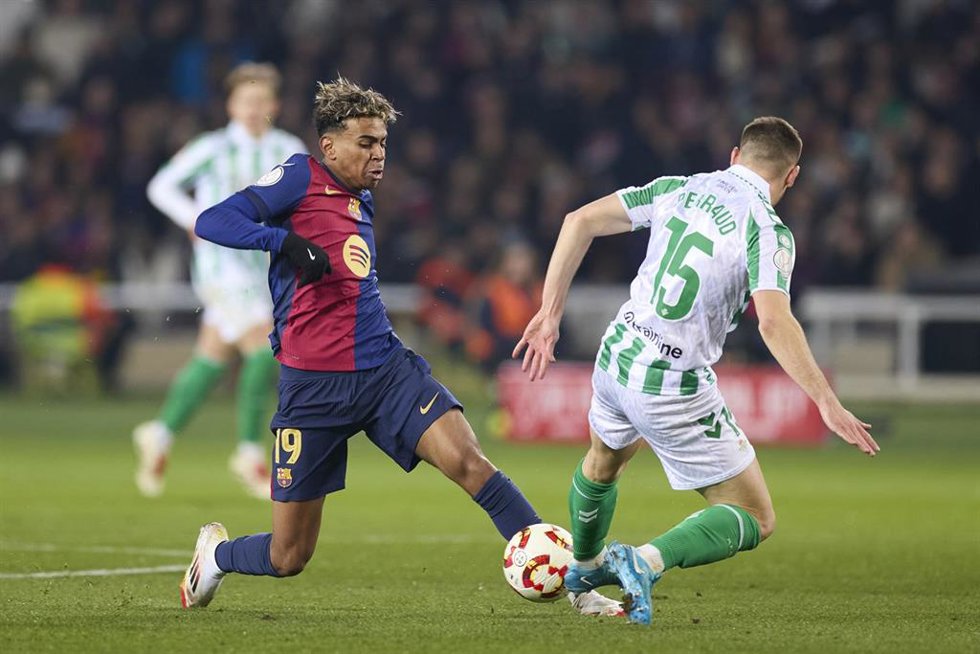 Archivo - Lamine Yamal of FC Barcelona competes for the ball with Romain Perraud of Real Betis Balompie during the Copa del Rey Round of 16 match between FC Barcelona and Real Betis Balompie at Estadi Olimpic Lluis Companys on January 15, 2025, in Barce