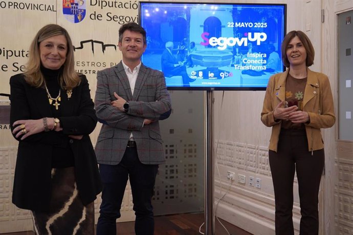 La vicerrectora de IE Universidad, Luisa Barón (izda), el organizador del evento, Miguel Ángel reyes, y la diputada de Desarrollo Provincial Sostenible, Magdalena Rodríguez.