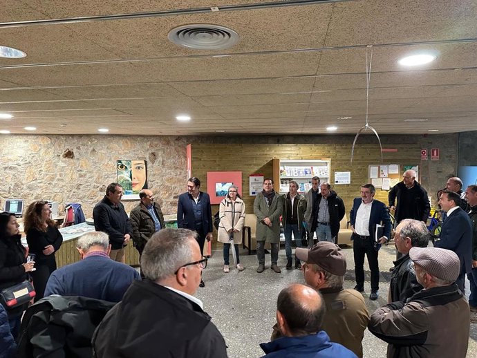 El consejero de Medio Ambiente, Vivienda y Ordenación del Territorio, Juan Carlos Suárez-Quiñones, se reúne con los alcaldes de las Batuecas y presenta los miradores del valle de las Batuecas