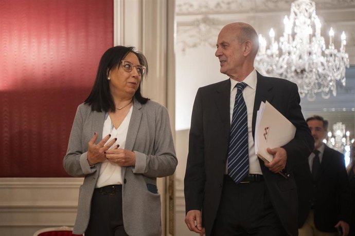 El director de la Agencia Valenciana Antifraude, Eduardo Beut, entre a ala presidenta de Les Corts, Llanos Massó, la Memoria de Actividad del ejercicio 2024, a 1 de abril de 2025, en Valencia (España).