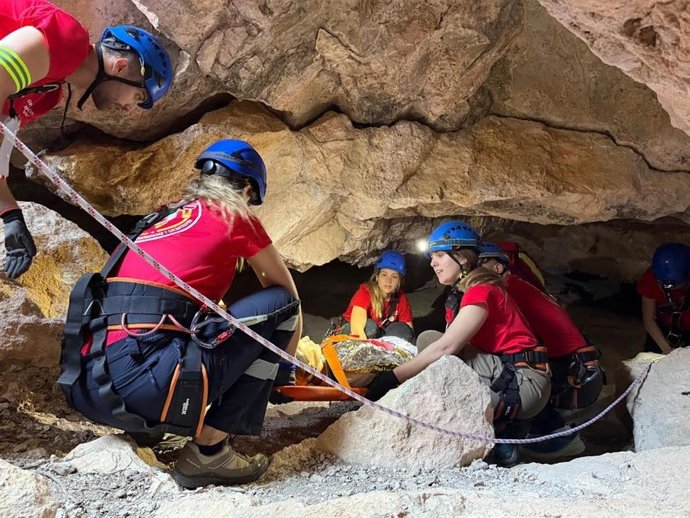 Personal sanitari s'entrena a rescatar a víctimes d'un suposat terratrèmol en la 'Missió Monòver 2025' de la UA.