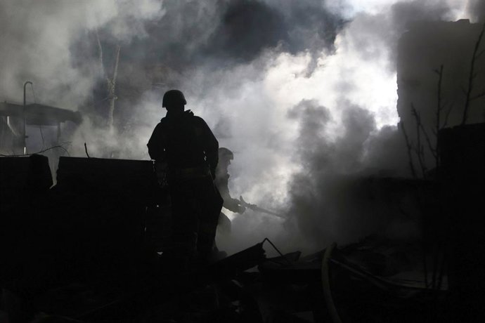 3 de abril de 2025, Kharkiv, Ucrânia: Socorristas do Serviço de Emergência do Estado extinguem um incêndio em um prédio residencial como resultado de um ataque de drone russo Shahed, Kharkiv, Ucrânia, em 4 de abril de 2025