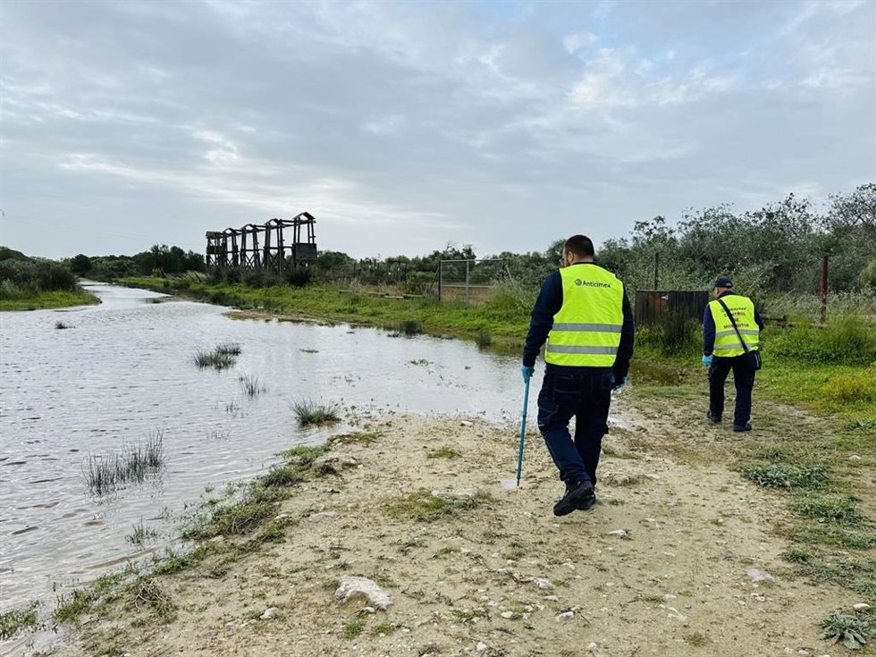 Trabajadores actuando contra la proliferación de mosquitos en El Puerto de Santa María (Cádiz).
