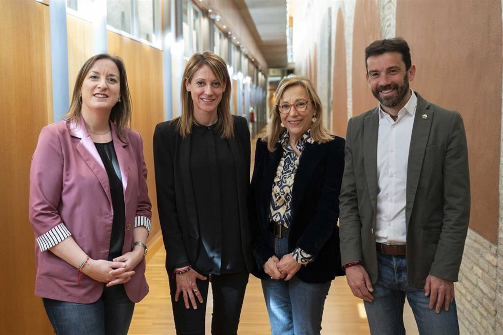 Los alcaldes socialistas de Aínsa y Biescas, Enrique Pueyo y Lorena Cajal (primero y tecera por la derecha)