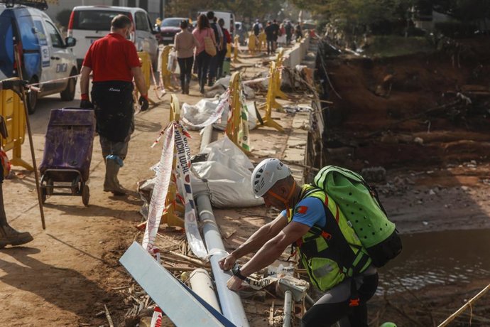 Archivo - Arxiu - Un agent de la Guàrdia Civil cerca víctimes en una zona afectada per la dana (arxiu)