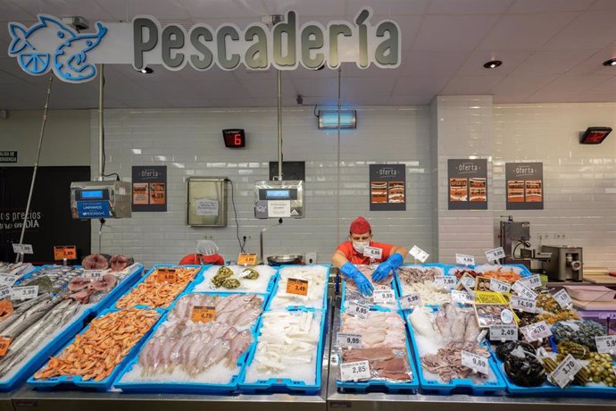 Archivo - Pescadería de supermercado Dia