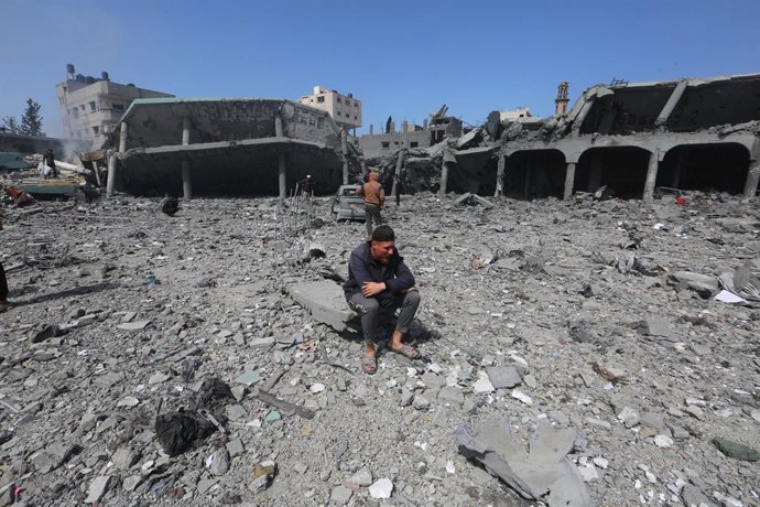 4 de abril de 2025, Cidade de Gaza, Faixa de Gaza, Território Palestino: Palestinos tentam salvar alguns itens no pátio devastado de uma escola, um dia depois de ter sido atingida por um ataque israelense, no bairro de al-Tuffah, na Cidade de Gaza, em 4 d