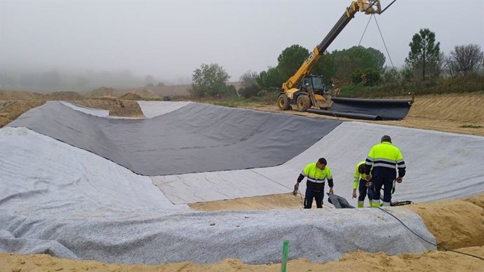 Operarios durante la construcción de una estación depuradora de aguas residuales