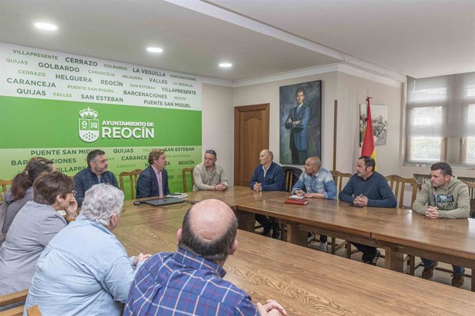 Reunión alcalde de Reocín y miembros de la Corporación municipal con comité de empresa de Bridgestone