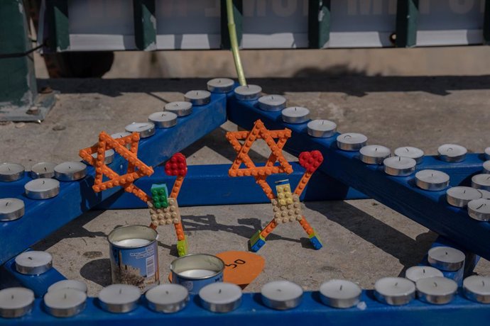 Archivo - Arquivo - 26 de fevereiro de 2025, Tel Aviv, Tel Aviv, Israel: As pessoas reagem enquanto assistem à procissão e ao funeral de Shir, Ariel e Kfir Bibas no telão da Praça dos Reféns, em Tel Aviv