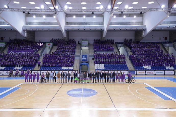 La presidenta de Govern, Marga Prohens, en el acto de foto oficial de la Fundación Miquel Jaume Palma Futsal.