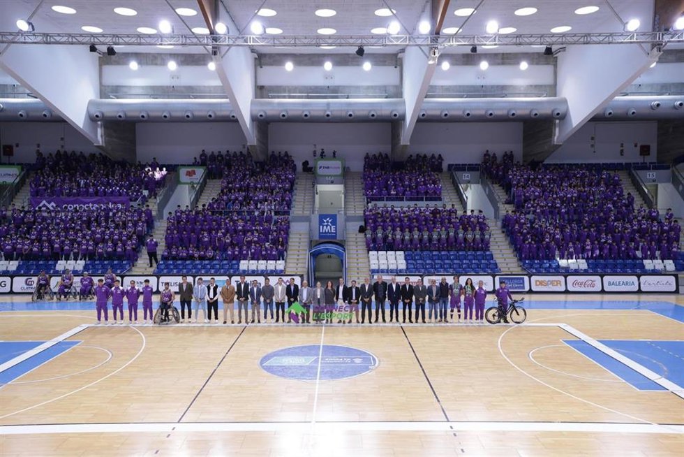 La presidenta de Govern, Marga Prohens, en el acto de foto oficial de la Fundación Miquel Jaume Palma Futsal.