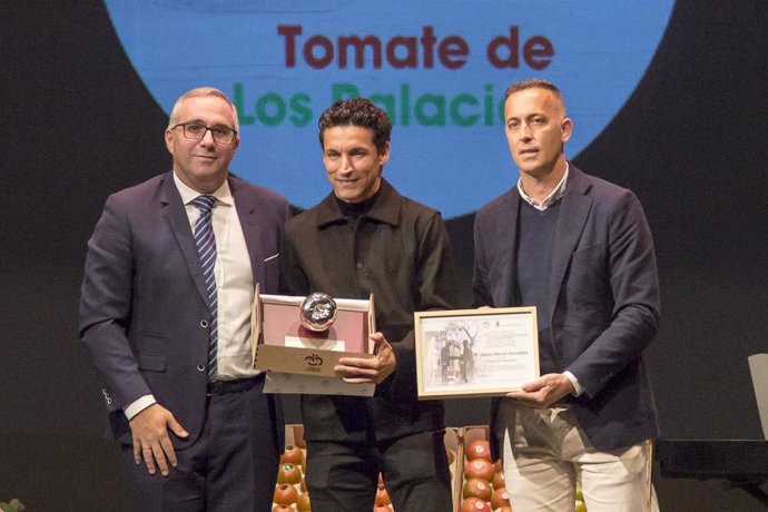 Jesús Navas recoge el Tomate de Plata de 2025 en su municipio natal