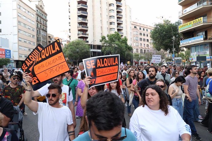 Archivo - Decenas de personas durante una manifestación contra la masificación turística y por la vivienda digna.