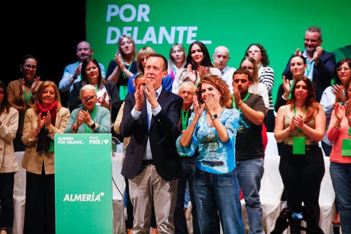 La secretaria general del PSOE-A, María Jesús Montero, junto al secretario provincial del partido en Almería, José María Martín, durante el XV Congreso Provincial de Almería. 