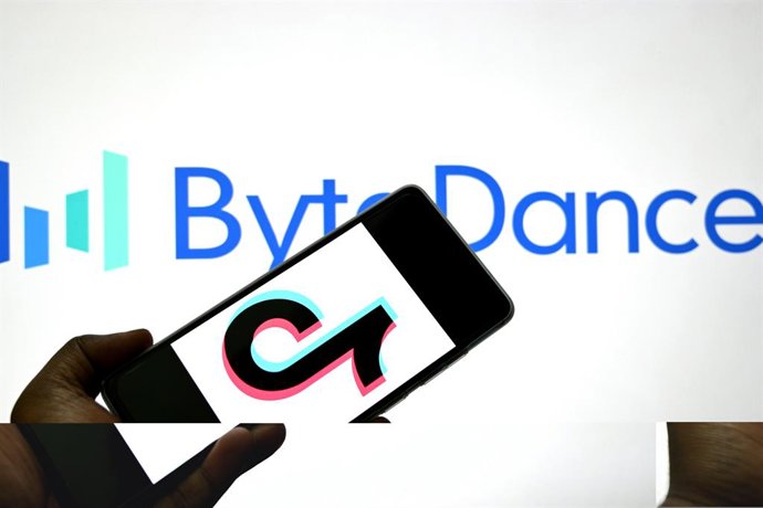24 de março de 2025, Índia: Nesta ilustração fotográfica, um logotipo da Tiktok é exibido em um smartphone com um logotipo da ByteDance ao fundo.