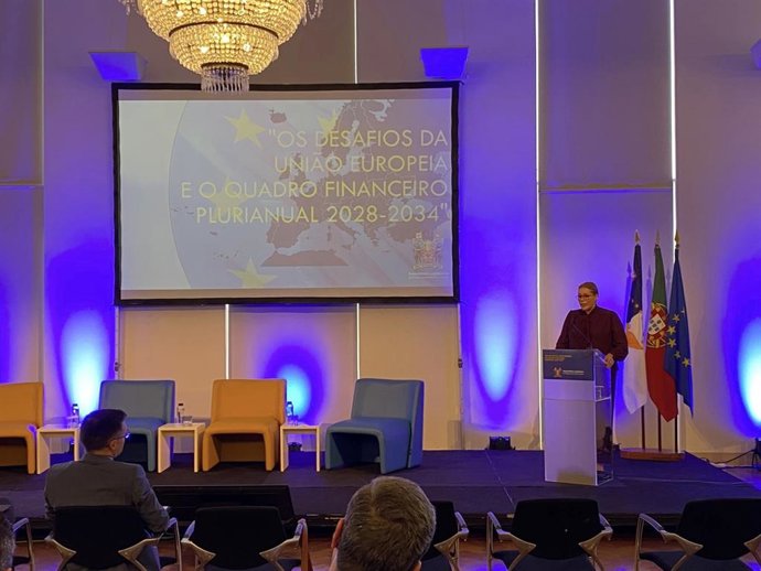 La presidenta del Parlamento de Canarias, Astrid Pérez, durante la Conferencia 'Los desafíos de la Unión Europea y el marco financiero plurianual 2028-2034', en un evento organizado por la Asamblea Legislativa de la Región Autónoma de Azores.