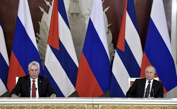 Archivo - November 2, 2018 - Moscow, Russia - Russian President Vladimir Putin, right, and Cuban State Council Chairman Miguel Diaz-Canel Bermudez listen to a question during a joint press conference following Russian - Cuban talks at the Kremlin November