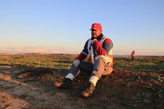 Archivo - January 18, 2019 - Gaza, Palestine - A Palestinian Red Crescent Society (PRCS) worker Ahmad Abdalbari Abu Foul seen after suffocating  during the demonstrations between Palestinian citizens and the Israeli occupation forces in protest against th
