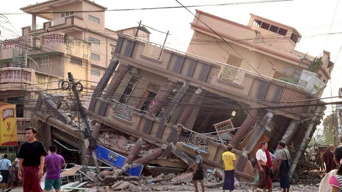 Imagen de archivo de un edificio derrumbado por el terremoto de magnitud 7,7 en la región de Mandalay, en Birmania.