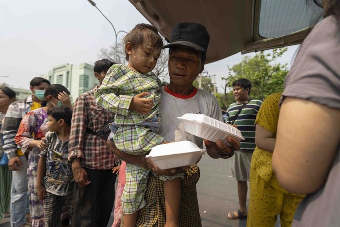MANDALAY, April 3, 2025  -- People line up to receive food at a temporary shelter in Mandalay, Myanmar, April 3, 2025. The death toll from a 7.9-magnitude earthquake in Myanmar has risen to 3,085, with 4,715 people injured and 341 reported missing, accord