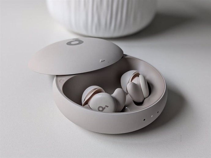 Auriculares Soundcore Sleep A20 en su funda de carga