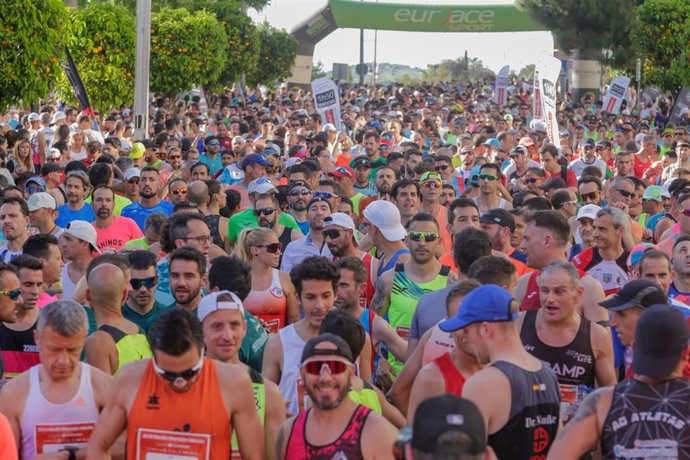 Archivo - Participantes en la Media Maratón de Mérida, esperando la salida.