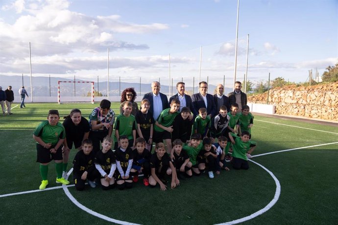 Turrillas (Almería) estrena campo de fútbol sala de césped artificial.