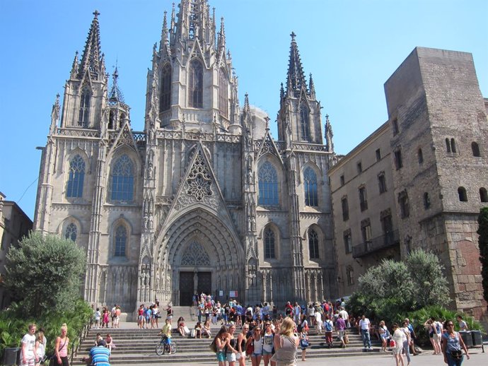 Archivo - Turistas ante la catedral de Barcelona.