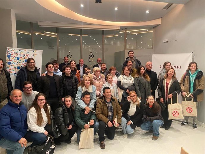 Foto de familia de los regidores municipales con los estudiantes  del grado de enología del Instituto Joaquín Costa de Cariñena.