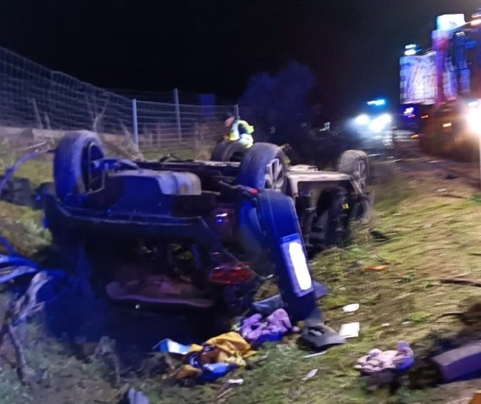 Bomberos Provincia de Valladolid intervienen a causa de un accidente de tráfico producido por una salida de vía y vuelco total de un vehículo