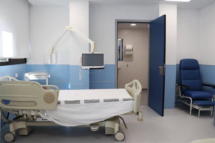Archivo - Habitación del Servicio de Ginecología del Hospital General de València tras una reforma integral