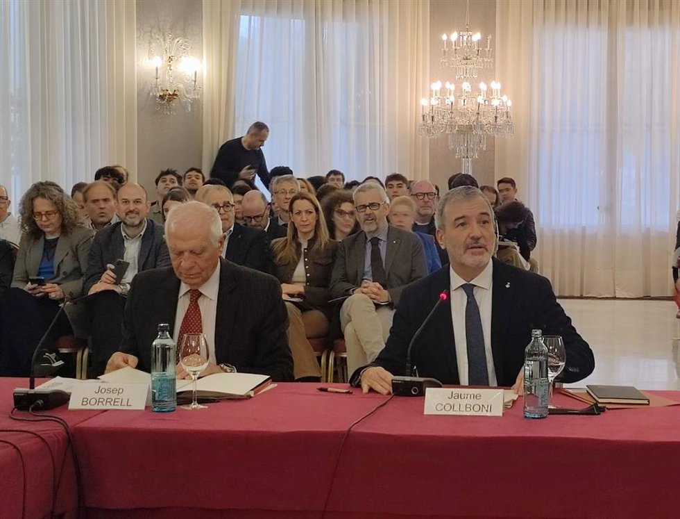 El alcalde de Barcelona, Jaume Collboni, y el presidente del Cidob y ex alto representante la Unión Europea para la Política Exterior, Josep Borell