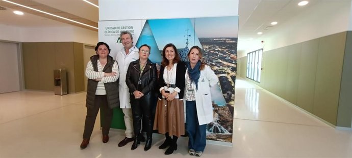 La delegada de Salud y Consumo, María Jesús Botella, en su visita al centro de salud de Montoro (Córdoba).