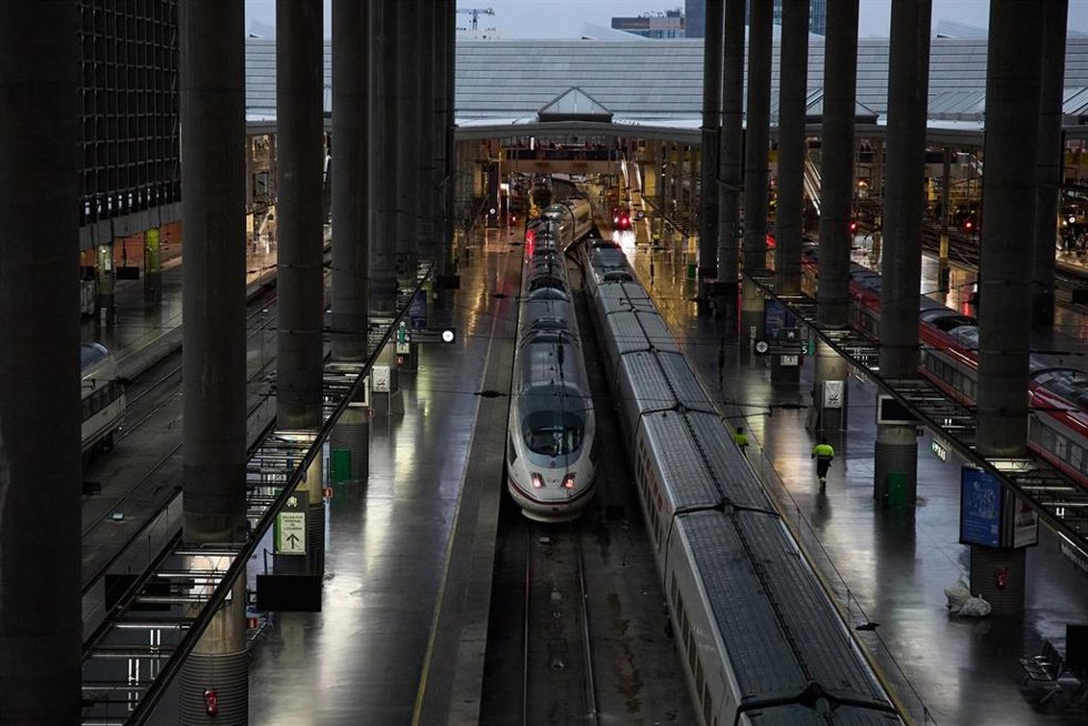 Archivo - Trenes en la estación de Puerta de Atocha-Almudena Grandes, a 10 de diciembre de 2023, en Madrid (España). 