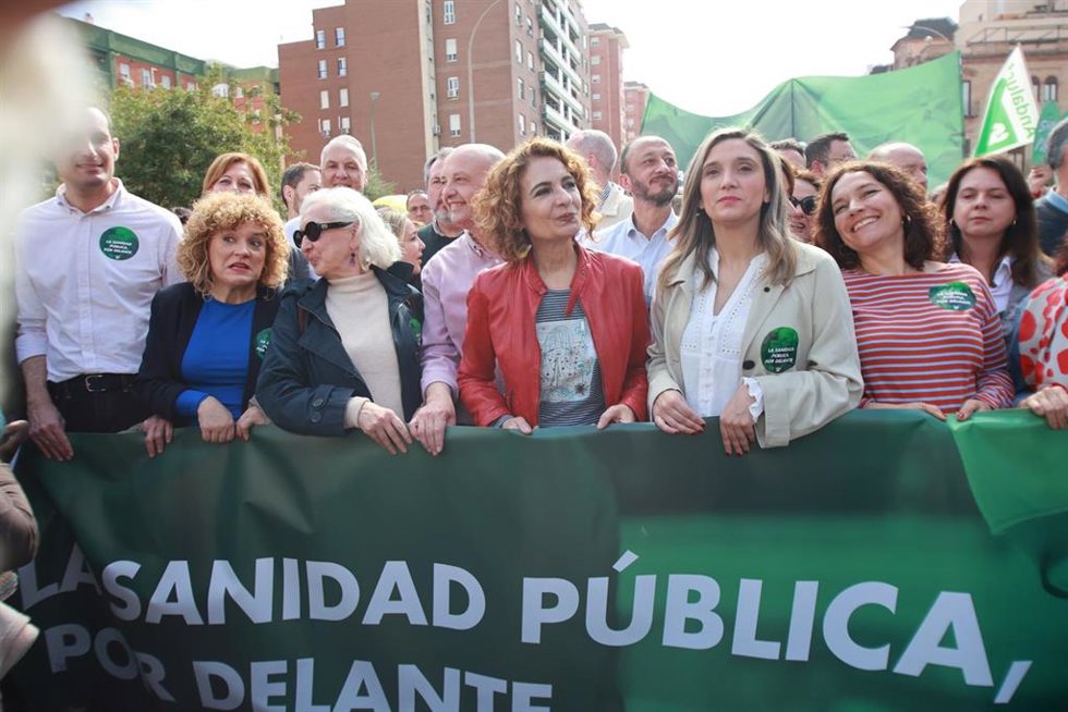 La secretaria general del PSOE-A, María Jesús Montero, en la manifestación por la sanidad pública en Sevilla.