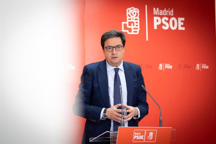 Archivo - El secretario general del PSOE de Madrid, óscar López, ofrece una rueda de prensa, en la sede del PSOE de Madrid, a 24 de febrero de 2025, en Madrid (España). 