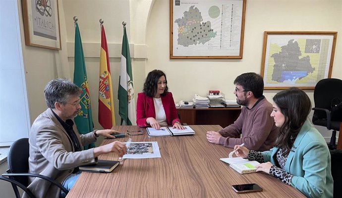 El alcalde de Gerena, Javier Fernández, con la diputada provincial de Cohesión Social, María Teresa Jiménez