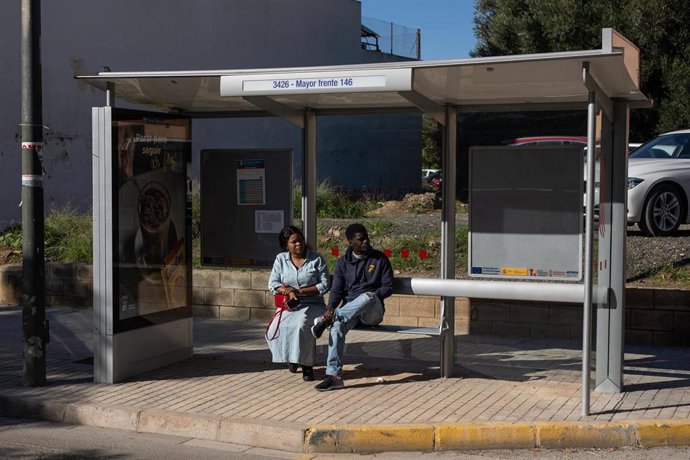 Archivo - Dos personas esperan un autobús en una parada de Massamagrell el día 13 tras el paso de la DANA por Valencia, a 11 de noviembre de 2024, en Massamagrell, Valencia, Comunidad Valenciana (España).