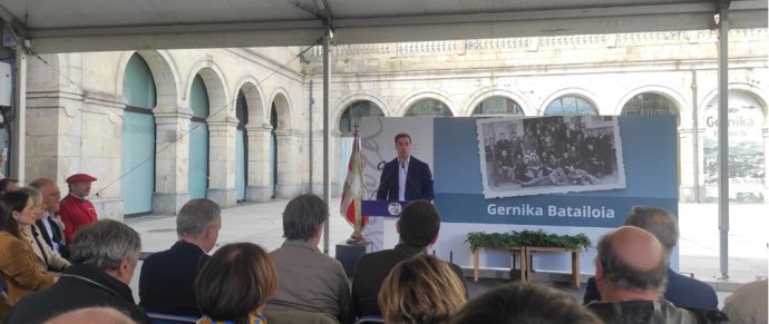 El Lehendakari, Imanol Pradales, en el homenaje al "Batallón Gernika"