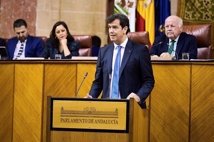 Archivo - El diputado Juan José Salvador, en una imagen de archivo en el Pleno del Parlamento.