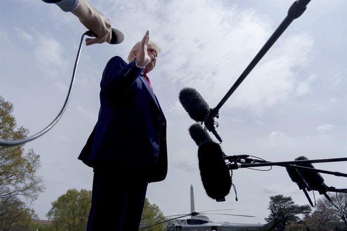 3 de abril de 2025, Washington, Dc, Estados Unidos: O presidente dos EUA, Donald Trump, fala com a mídia durante uma coletiva de imprensa improvisada antes de partir a bordo do Marine One no gramado sul da Casa Branca, em 3 de abril de 2025, em Washington