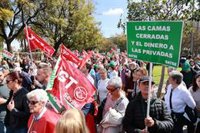 La manifestación en defensa de la sanidad pública reúne en Sevilla a miles de personas y políticos de izquierda