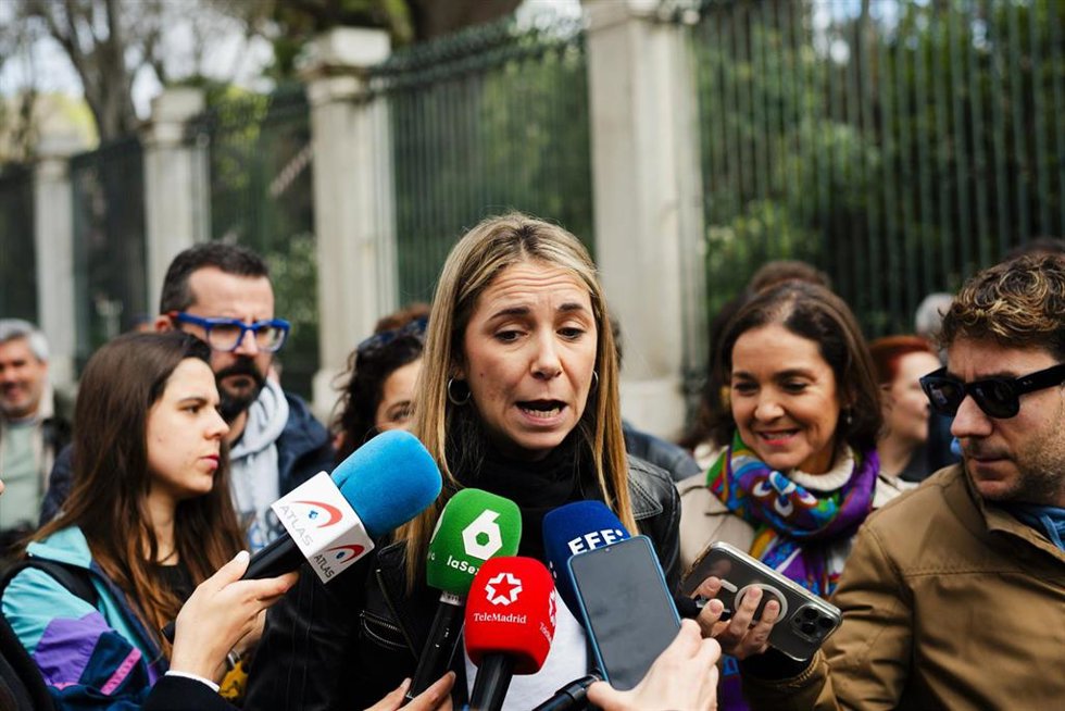 La portavoz del PSOE en la Asamblea de Madrid, Mar Espinar, atiende a los medios de comunicación durante una manifestación por la vivienda, desde Atocha, a 5 de abril de 2025, en Madrid (España).