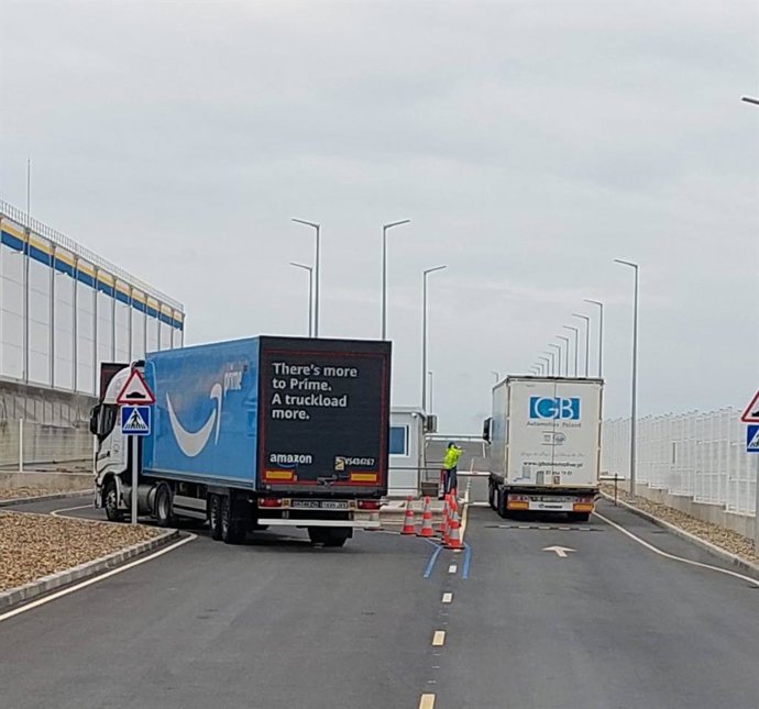 Dos camiones de mercancías.