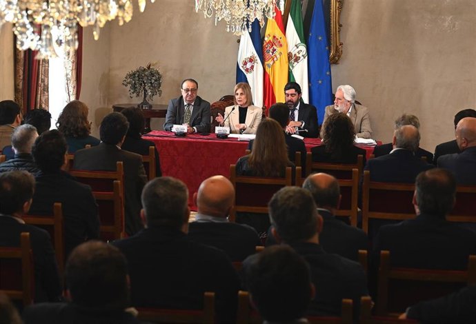 La alcaldesa de Jerez explica a los representantes de las cofradías los detalles de cara a la Semana Santa.