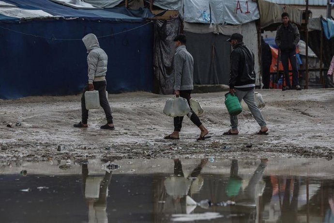 Archivo - Población con garrafas para transportar agua potable en la Franja de Gaza (archivo)