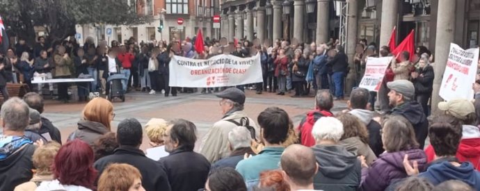 Cientos de personas se concentran en Valladolid para reivindicar que la "vivienda social es un derecho universal"