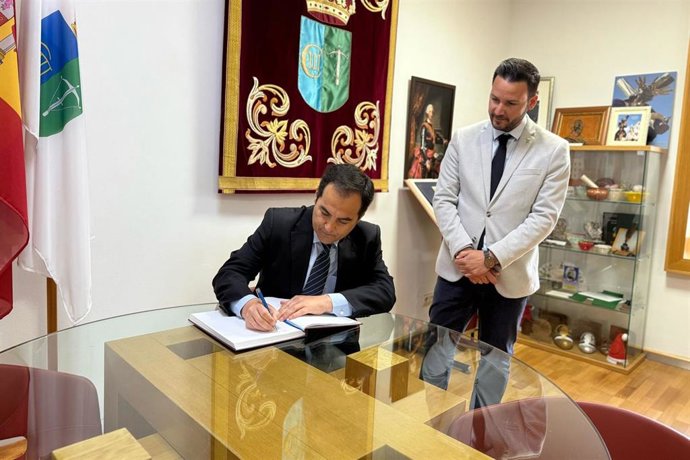 El consejero de Justicia, Administración Local y Función Pública, José Antonio Nieto, visita el Ayuntamiento de San Sebastián de los Ballesteros (Córdoba).